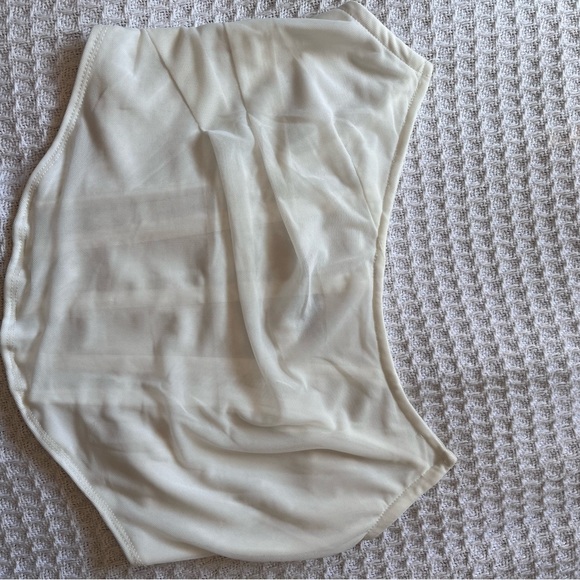 SOLD White crop top 🤍 pretty little thing - Picture 9 of 10